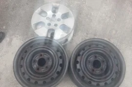 Nissan steel rims with hubcap